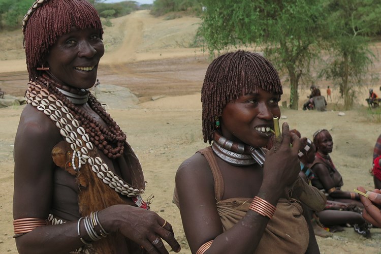 To smilende afrikanske kvinder