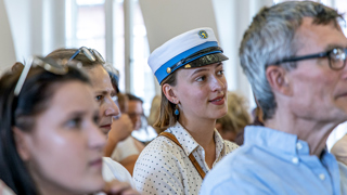 Laura med studenterhue til translokationen