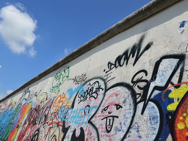 Berlinmuren-graffiti.jpg