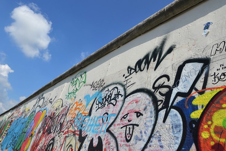 Berlinmuren med graffiti