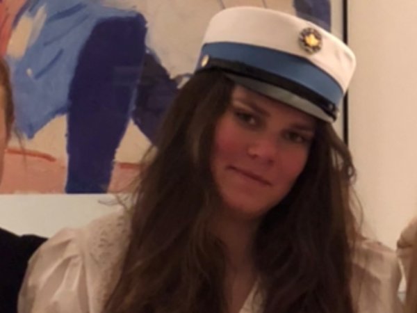 Billede af Luna Burmeister med hue på efter gennemført HF Inklusion