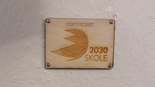 Væg-planche med 2030 SKOLE-certifikat. Københavns VUC