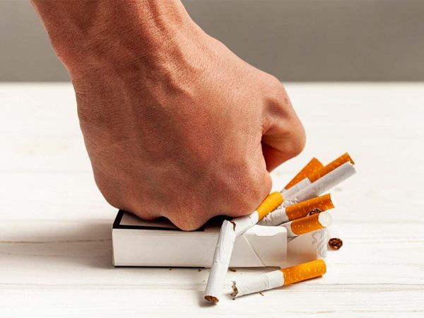 Rygestop, en hånd bokser på en pakke cigaretter