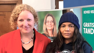 Folketingspolitiker Rosa Lund og AVU-kursist på KVUC Elayane